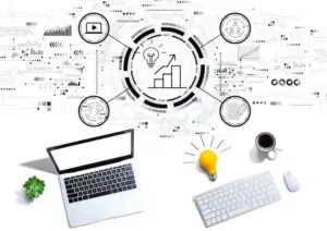 Online-Marketing-Manager 3 Eine Grafik, ein Laptop, eine Tastatur und eine Glühlampe als Synonym für Content-Erstellung