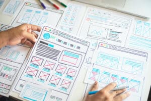 Online-Marketing-Manager 4 Ein Schreibtisch voller Zeichnungen. Es geht klar um User-Experience , UX-Design.