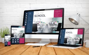 Online-Marketing-Manager 2 Jeweils ein PC, ein Tablet, ein Laptop und ein Handy zeigen die gleiche Website mit gleichem Webdesign perfekt an. Online-Marketing